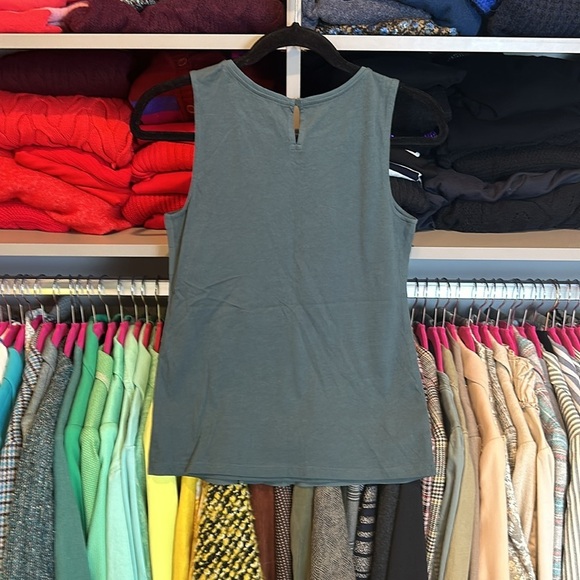 Loft green ruffled sleeveless top size XS - Picture 3 of 3